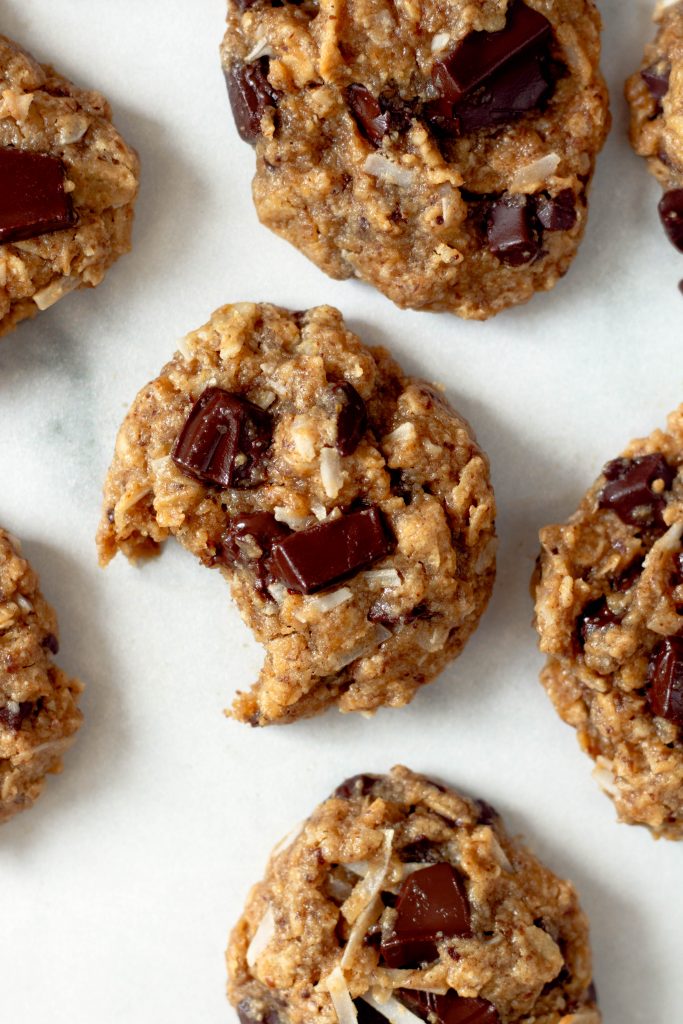 Tahini oatmeal cookies with coconut and chocolate chunks - Daisybeet