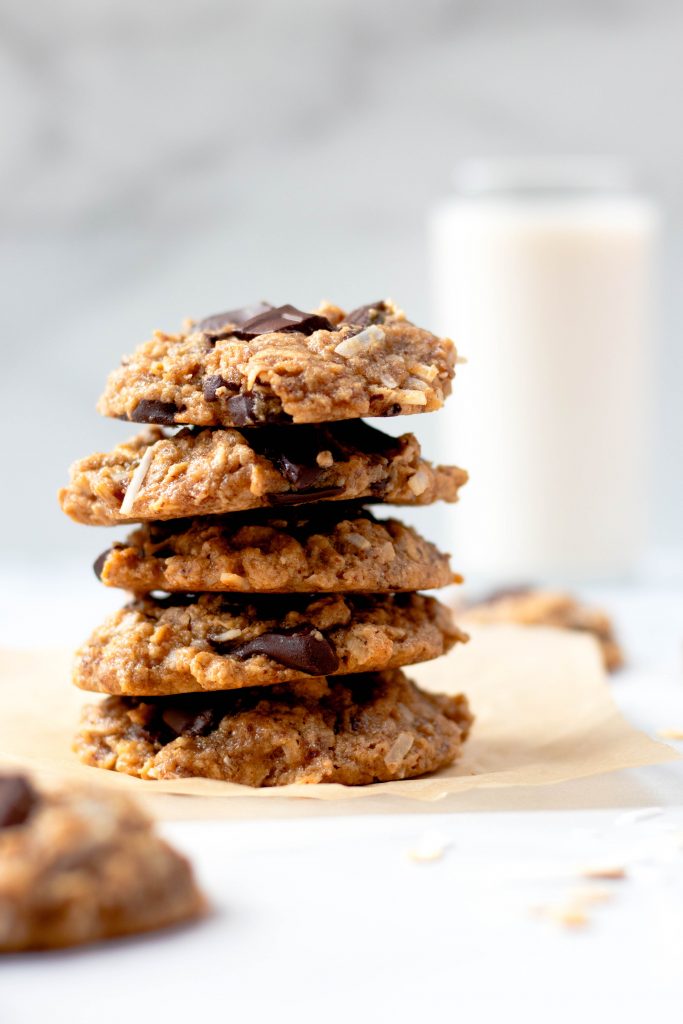 Tahini oatmeal cookies with coconut and chocolate chunks - Daisybeet