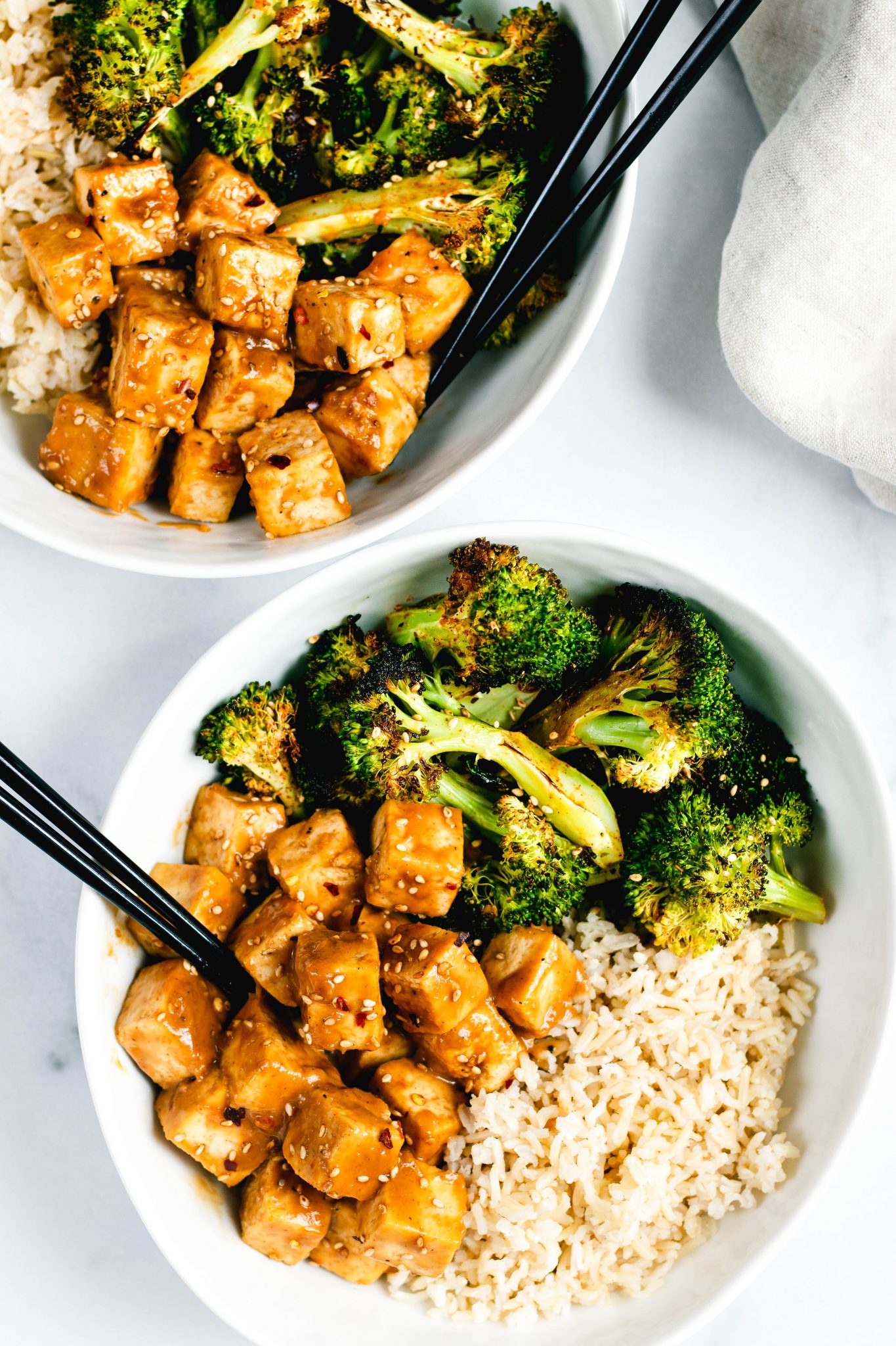 Vegan Peanut Tofu Bowls with Brown Rice & Broccoli • Daisybeet