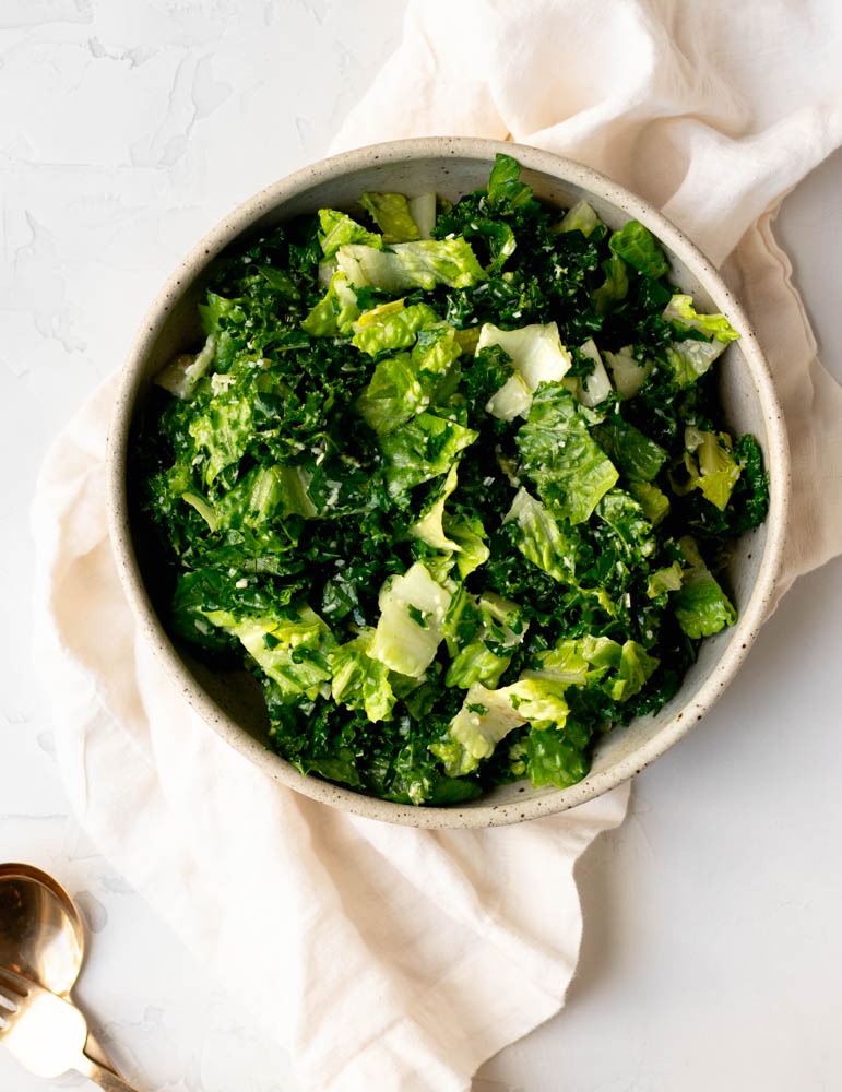 Simple Kale and Romaine Salad • Daisybeet