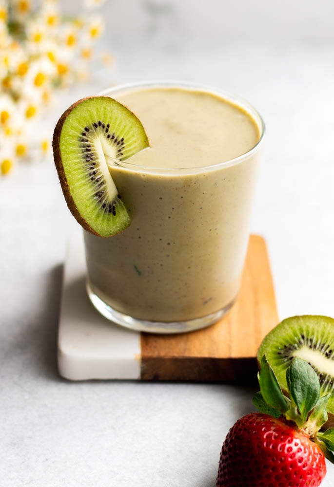 Simple Strawberry Banana Kiwi Green Smoothie • Daisybeet