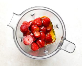strawberry greek yogurt popsicles ingredients in a blender