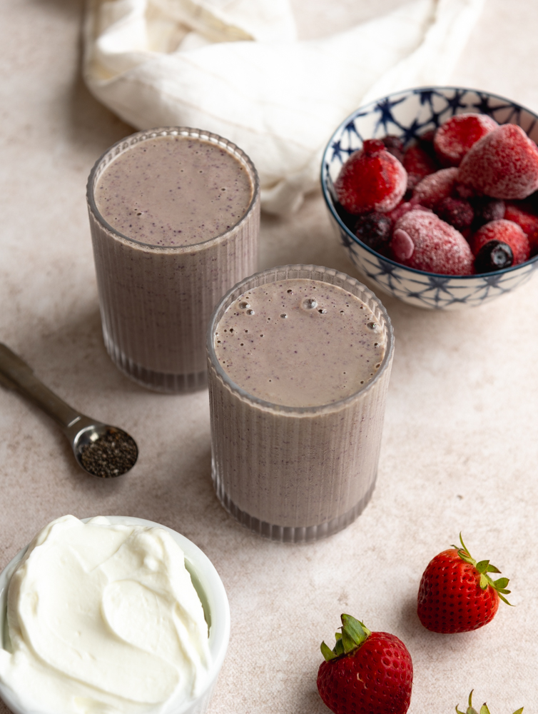 Protein-Packed Smoothie with Greek Yogurt and Frozen Fruit • Daisybeet