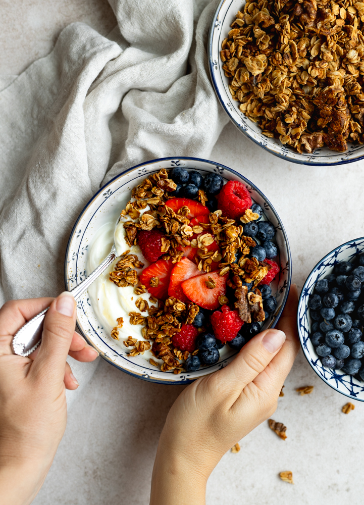 Granola Bowls With Greek Yogurt And Fruit Daisybeet Granola Bowls With Greek Yogurt And Fruit Daisybeet