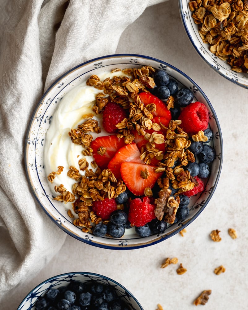 Fruit, Granola, & Greek Yogurt Breakfast Bowls • Daisybeet