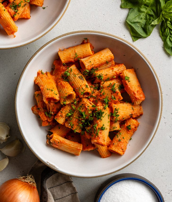 Quick & Healthy Red Pasta Sauce with Greek Yogurt • Daisybeet