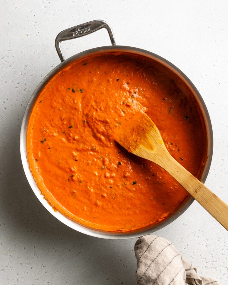 Quick & Healthy Red Pasta Sauce with Greek Yogurt • Daisybeet