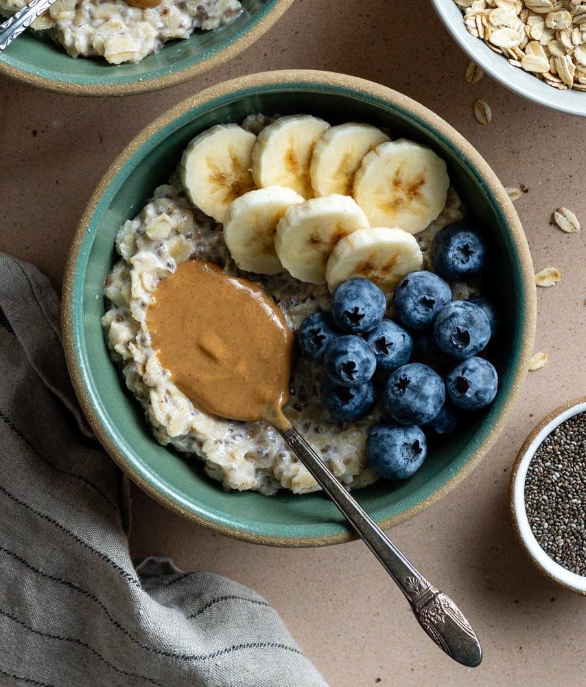oatmeal-with-greek-yogurt-high-protein-breakfast-daisybeet